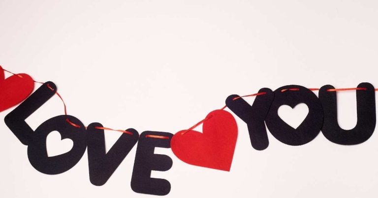 3 Line Romantic Shayari in English: Deep, Meaningful Expressions of Love